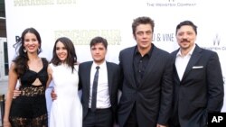 Pemeran Film Escobar: Paradise Lost dari kiri ke kanan: Laura Lodono, Claudia Traisac, Josh Hutcherson, Benicio Del Toro dan Carlos Bardem pada pemutaran perdana film "Escobar: Paradise Lost" di Arclight Hollywood, Los Angeles, 22 Juni 2015. (Foto: Rich Fury/Invision/AP)