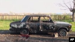 تصویری از یک خودروی سوخته در جریان جنگ نیروهای جمهوری آذربایجان و ارمنستان در سال ۲۰۱۶ میلادی - آرشیو