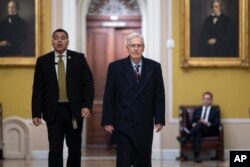 Pemimpin Minoritas Senat Mitch McConnell di Capitol di Washington, Senin, 12 Februari 2024. (Foto: AP)