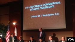 Penandatanganan kerjasama bisnis antara perusahaan Indonesia dan AS di Washington, DC (26/10). (VOA/Vina Mubtadi)