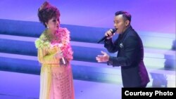 Bintang Indonesian Idol, Judika, bernyanyi bersama Elly Kasim. (Foto: Ria HD). 