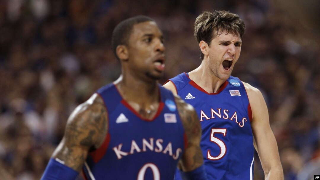 Thomas Robinson (0) y Jeff Withey (5) lideran el equipo de la Universidad de Kansas.