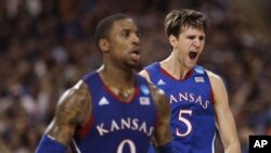 Thomas Robinson (0) y Jeff Withey (5) lideran el equipo de la Universidad de Kansas.