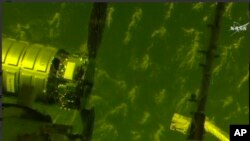 Gambar hasil cuplikan video yang didistribusikan oleh NASA menunjukkan wahana logistik S.S. John Glenn bersiap untuk merapat dengan Stasiun Antariksa Internasional hari Sabtu, 22 April 2017 (NASA via AP)
