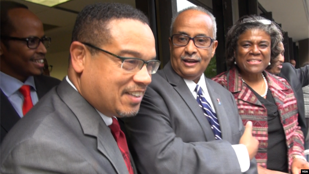 Anggota Kongres AS yang beragama Islam, Keith Ellison (kiri) menghadiri pembukaan kembali Kedutaan Somalia di Washington DC, Rabu (18/11).