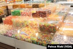 Produk UMKM yang dijual di pusat perbelanjaan modern di Surabaya (Foto: VOA/ Petrus Riski)