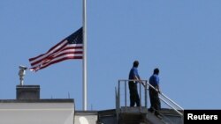 La Casa Blanca iza la bandera de Estados Unidos a media asta en señal de duelo por el ataque contra su embajada en Libia.