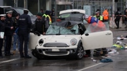 Polisi memeriksa kendaraan yang menabrak kerumunan di Munich, Jerman, 13 Februari 2025. Beberapa orang dilaporkan terluka dalam insiden ini. (Wolfgang Rattay/REUTERS)