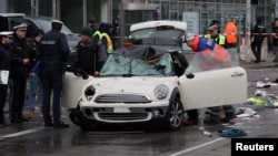 Polisi memeriksa kendaraan yang menabrak kerumunan di Munich, Jerman, 13 Februari 2025. Beberapa orang dilaporkan terluka dalam insiden ini. (Wolfgang Rattay/REUTERS)