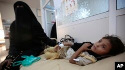 A girl is treated for suspected cholera infection at a hospital in Sanaa, Yemen, Jul. 1, 2017. 