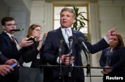 Anggota DPR AS dari partai Republik, Michael McCaul menjawab pertanyaan wartawan di Gedung Capitol, Washington, AS, 12 Oktober 2023. (REUTERS/Kevin Lamarque)