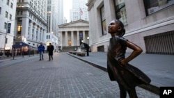 Patung Fearless Girl di depan gedung Bursa Saham New York, 11 Desember 2018. (Foto: AP)