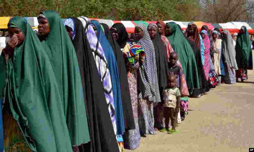 Rundunar sojojin Najeriya ta saki mutane 180 wadanda ta tsare har na tsawon shekaru 2 bisa zargin cewa &#39;yan kungiyar Boko Haram ne. Wadanda aka sako litinin a Maiduguri, babban birnin jihar Borno, sun hada da mazaje da mata dauke da jarirai da yara kanana.