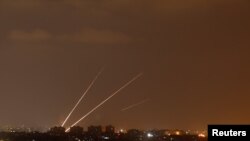 نمایی از نورهای ناشی از راکت های پرتاب شده از شمال غزه به سمت اسرائیل
