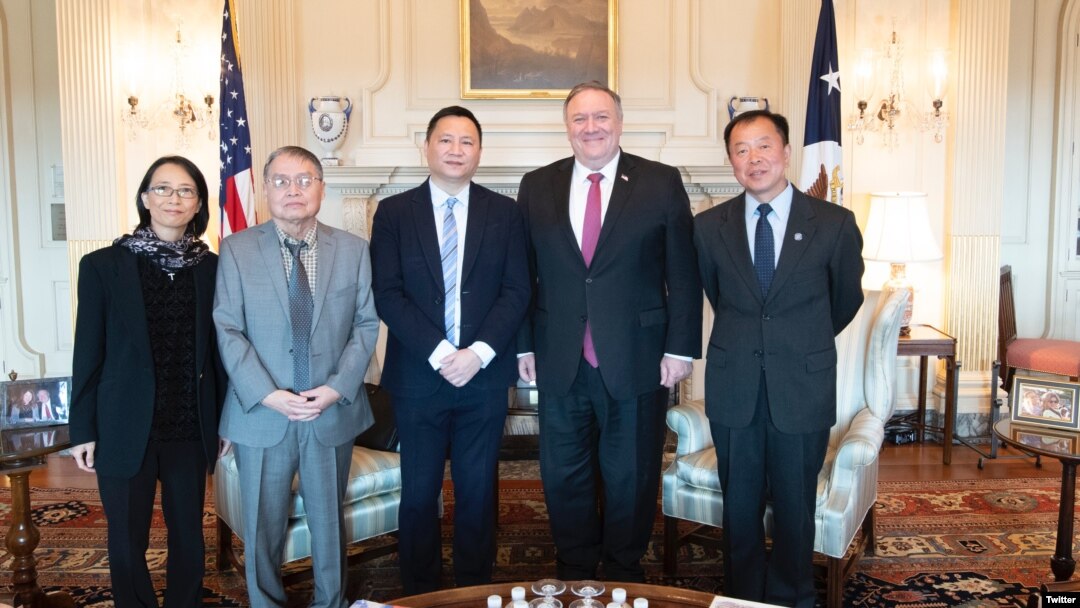 U.S. Secretary of State Mike Pompeo met with Liane Lee, Su Xiaokang, Wang Dan, and Henry Li, left to right, student leaders and survivors of the 1989 Tiananmen Square protests, June 2, 2020. (Mike Pompeo, Twitter) 