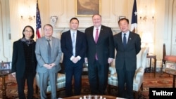 U.S. Secretary of State Mike Pompeo met with Liane Lee, Su Xiaokang, Wang Dan, and Henry Li, left to right, student leaders and survivors of the 1989 Tiananmen Square protests, June 2, 2020. (Mike Pompeo, Twitter) 