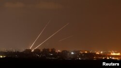 Rayos de luz de los cohetes lanzados desde el norte de la Franja de Gaza hacia Israel son vistos desde Sderot, Israel, el 8 de agosto de 2018.