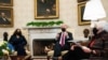 El presidente Joe Biden, junto a la vicepresidenta Kamala Harris mantienen un encuentro en la Casa Blanca el viernes con la secretaria del Tesoro, Janet Yellen.