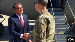 Secretary of Defense Ash Carter is greeted by U.S. General McFarland upon arriving in Baghdad, April 18, 2016. (C. Babb/VOA)