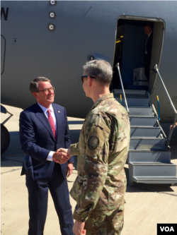 Bộ trưởng Quốc phòng Ash Carter được Đại tướng McFarland chào đón khi đến Baghdad ngày 18 tháng 4, 2016.