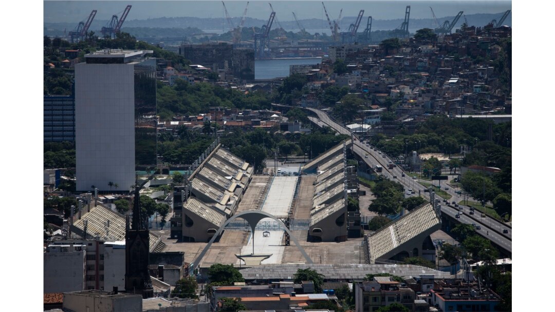 Sambradome di Kota Rio de Janeiro tampak lengang, 16 Februari 2021. Hari itu seharusnya menjadi malam terakhir parade Karnaval Rio 2021, tetapi pejabat kota membatalkan parade itu karena pandemi virus corona. (Foto: AP)