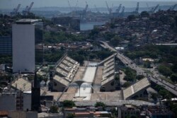 Sambradome di Kota Rio de Janeiro tampak lengang, 16 Februari 2021. Hari itu seharusnya menjadi malam terakhir parade Karnaval Rio 2021, tetapi pejabat kota membatalkan parade itu karena pandemi virus corona. (Foto: AP)