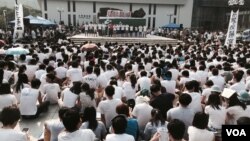 大部份參與罷課集會的學生響應大會呼籲，穿上白衫。(美國之音湯惠芸)