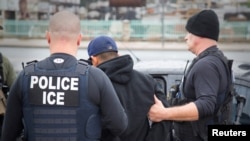 Các nhân viên chấp pháp của cơ quan Thực thi Di trú và Hải quan (ICE) đang bắt giữ một nghi phạm tại Los Angeles, ngày 07 tháng 02 năm 2017. 