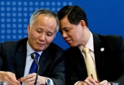 FILE Tran Quoc Khanh, Vietnam's deputy trade minister, left, talks with Singaporean counterpart Chan Chun Sing during a meeting of the Comprehensive and Progressive Agreement for Trans-Pacific Partnership, in Santiago, Chile, May 16, 2019.