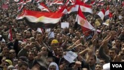 Miles de egipcios volvieron a reunirse en protestas contra el presidente Mubarak en la plaza Tahrir en El Cairo.