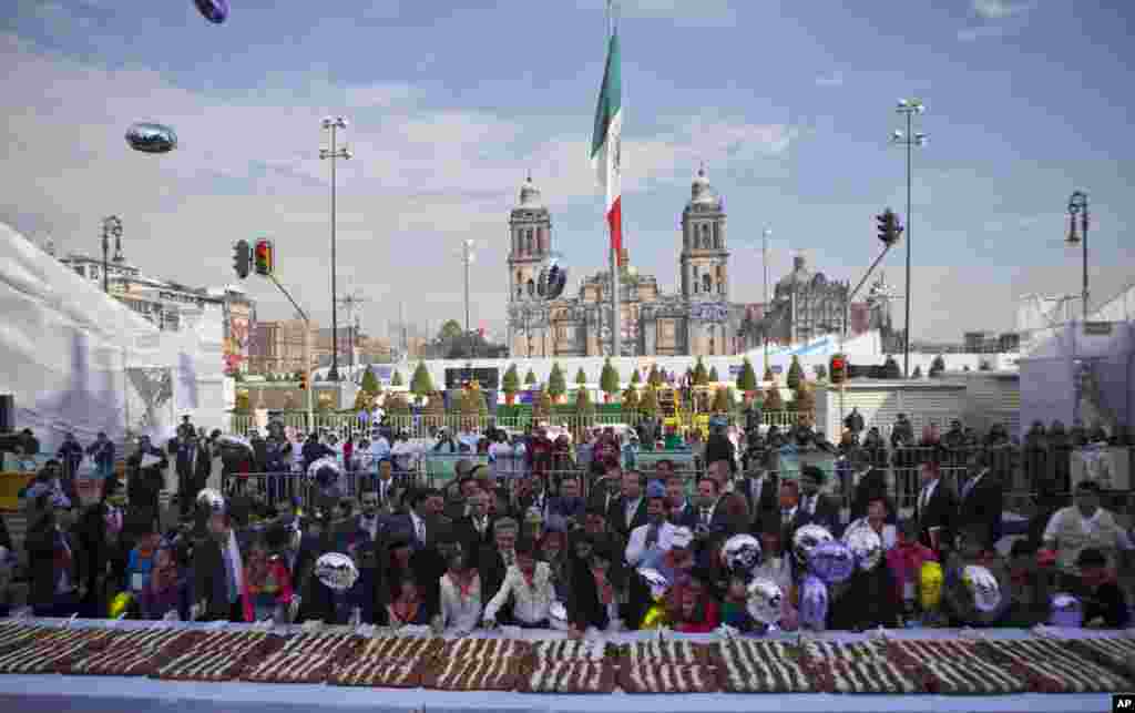 En Ciudad de México la celebración por el Día de los Reyes Magos comienza la víspera cuando las autoridades de la ciudad cortan una enorme Rosca de Reyes para compartirla con los ciudadanos.