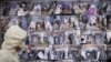 Seorang petugas medis berjalan melewati layar monitor pasien COVID-19 di unit perawatan intensif (ICU) Rumah Sakit Bagae di Pyeongtaek, Korea Selatan, 29 November 2021. (Foto: REUTERS/Kim Hong-Ji)