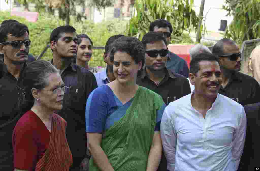 انتخابات پارلمانی در هند. سونیا گاندی (چپ) رهبر ایتالیایی تبار حزب کنگره ملی هند و همسر نخست وزیر سابق این کشور، راجیو گاندی است.&nbsp;