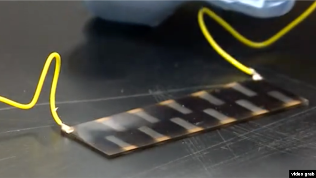 Una célula pintada con pintura de materiales fotovoltaicos.