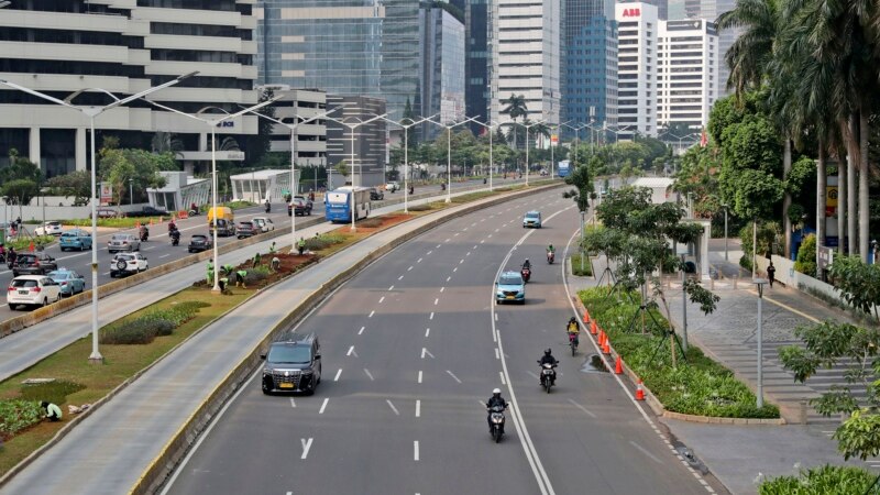 Indonesia’s Capital Under Virus Order, Hospitals Nearly Full