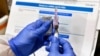 Bolničarka priprema vakcinu za Kovid-19 koju su razvili Nacionalni instituti za zdravlje i kompanija Moderna. 