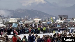 Miles esperan la llegada del papa Francisco en el parque Bicentenario. Al fondo, el volcán Cotopaxi.