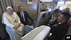 El papa Francisco conversa con los periodistas que le acompañan en el avión del pontífice a su vuelta de Mongolia, el 4 de septiembre de 2023.