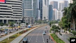 Suasana di jalan Sudirman, Jakarta, terlihat sepi saat diterapkannya PSBB untuk mengurangi penyebaran virus Covid-19, 14 September 2020. (Foto: dok).