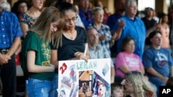 Las estudiantes de secundaria Celeste Luján (izq.) y Yasmin Natera, asisten a un servicio funeral por su amiga Leilah Hernández, una de las víctimas del tiroteo del sábado en Odessa, Texas. Septiembre 1, de 2019. AP/Sue Ogrocki.