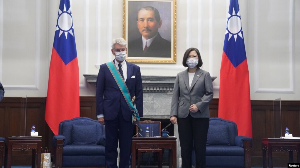 台湾总统蔡英文在台北与到访的法国参议院友台小组主席李察举行会晤。（2021年10月7日）(photo:VOA)