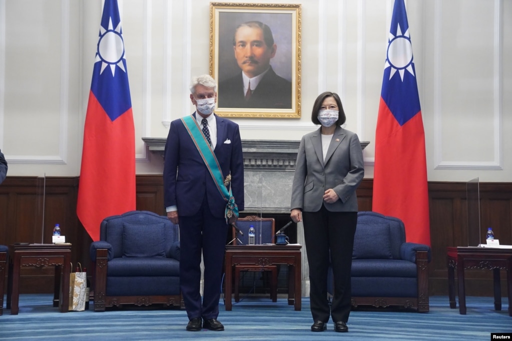 台湾总统蔡英文在台北与到访的法国参议院友台小组主席李察举行会晤。（2021年10月7日）(photo:VOA)
