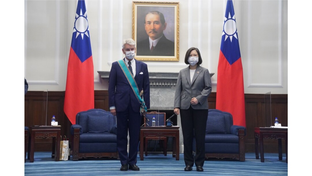 台湾总统蔡英文在台北与到访的法国参议院友台小组主席李察举行会晤。(2021年10月7日)