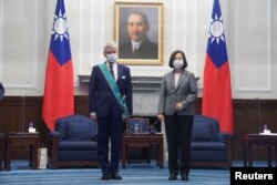 台湾总统蔡英文在台北与到访的法国参议院友台小组主席李察举行会晤。（2021年10月7日）