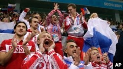 Rusya'nın ilk altın madalyayı kazanmasını çoşkuyla kutlayan Rus sporcular