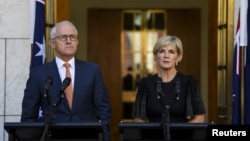 Le Premier ministre Malcolm Turnbull et la ministre des affaires étrangères Julie Bishop lors d'une conférence de presse à Canberra, Australie, le 27 mars 2018