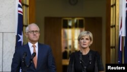 Perdana Menteri Australia Malcolm Turnbull dan Menteri Luar Negeri Australia Julie Bishop berbicara kepada media dalam konferensi pers di Gedung Parlemen di Canberra, Australia, 27 Maret 2018.