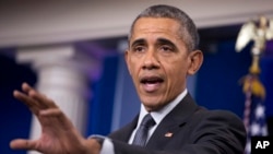 باراک اوباما در کاخ سفید درباره قوانین جدید وزارت خزانه داری آمریکا صحبت می کند. ۱۷ فروردین ۱۳۹۵
