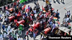26일 인도 농민들이 국경일인 '리퍼블릭 데이'를 맞아 트랙터를 동원해 정부의 농업개혁법에 반대하는 대규모 시위를 벌였다. 