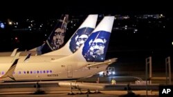 'الاسکا ایئرلائن' کے طیارے 'سی ٹیک' کے بین الاقوامی ہوائی اڈے پر کھڑے ہیں۔ ایئرلائن کا ملازم اسی ہوائی اڈے سے ایک طیارہ اڑا کر لے گیا تھا۔